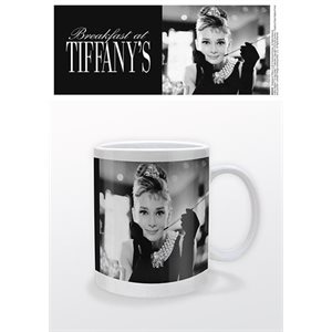 Audrey Hepburn Tiffanys B&W - mug